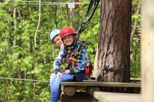 Freizeitaktivitäten - 2 Kinder auf einer Kletterstation im Seilgarten Prora